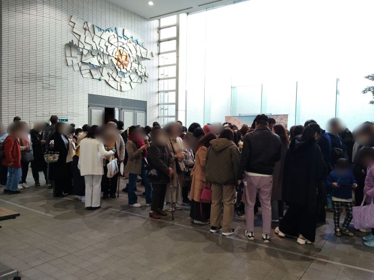 ロビーに並ぶ来場者