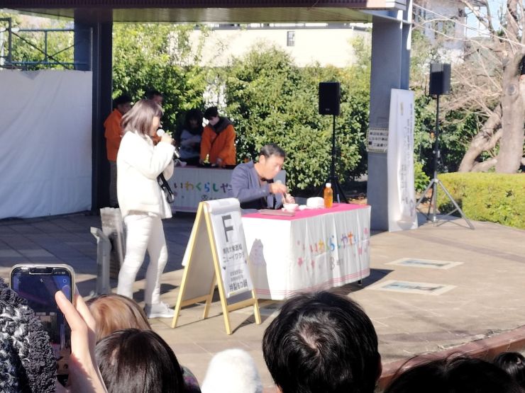 鍋を試食しているゲストの荒木氏