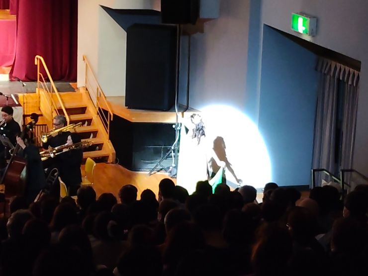 スポットライトを浴びるイーリス姫