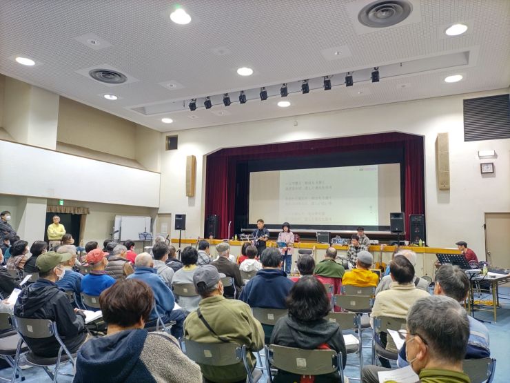 開場いっぱいのお客さん