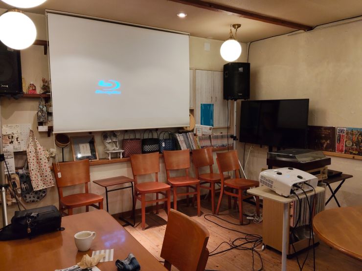 スクリーンとプロジェクター