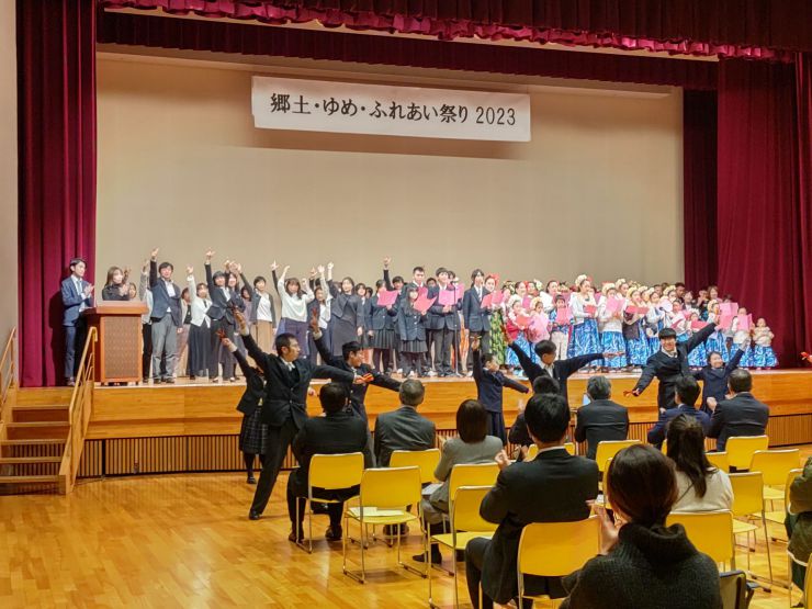 ゆめ・ふれあい祭りでハピネス を全員で歌いました