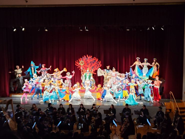 冒頭、ほぼ全キャストがステージに